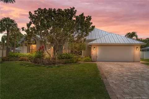 1102 SE Strathmore Dr, Port Saint Lucie, FL 34952