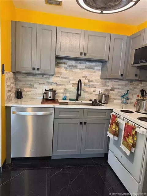 Kitchen - 1225 NW 21st St #3211, Stuart, FL 34994 photo 1 of 3