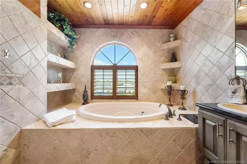 Bath - 5675 SE Orange St, Stuart, FL 34997 photo 5 of 7