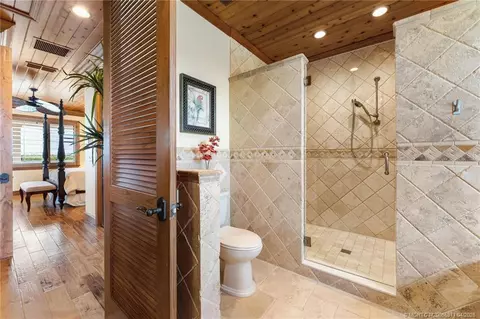 Bath - 5675 SE Orange St, Stuart, FL 34997 photo 6 of 7