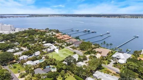 818 SE Riverside Dr, Stuart, FL 34994