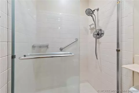 Bath - 2600 SE Ocean Blvd #EE15, Stuart, FL 34996 photo 2 of 3