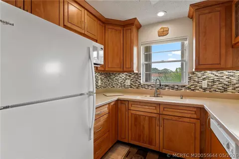 Kitchen - 2600 SE Ocean Blvd #EE15, Stuart, FL 34996 photo 6 of 8