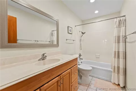Bath - 2600 SE Ocean Blvd #EE15, Stuart, FL 34996 photo 3 of 3
