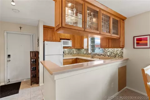 Kitchen - 2600 SE Ocean Blvd #EE15, Stuart, FL 34996 photo 2 of 8