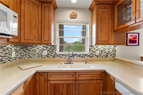 Kitchen - 2600 SE Ocean Blvd #EE15, Stuart, FL 34996 photo 3 of 8