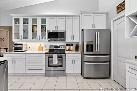 Kitchen - 671 SE Pin Oak Ter, Stuart, FL 34997 photo 5 of 6