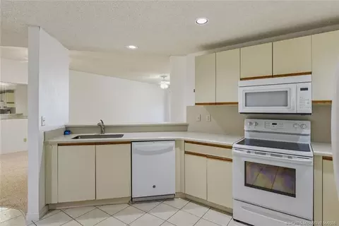 Kitchen - 6101 SE Landing Way #5, Stuart, FL 34997 photo 2 of 3