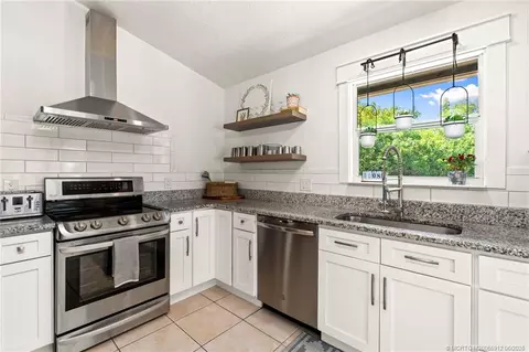 Kitchen - 4401 SE Satinleaf Pl, Stuart, FL 34997 photo 3 of 4