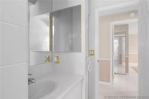 Bath - 1670 SE Madison St, Stuart, FL 34997 photo 2 of 3