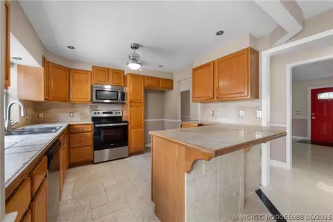 Kitchen - 1670 SE Madison St, Stuart, FL 34997 photo 2 of 4