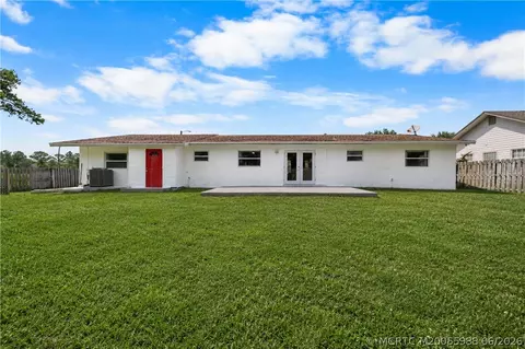 Exterior - 1670 SE Madison St, Stuart, FL 34997 photo 2 of 4