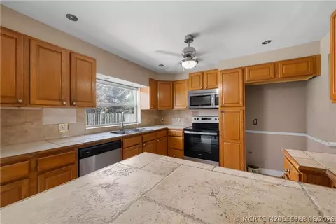Kitchen - 1670 SE Madison St, Stuart, FL 34997 photo 3 of 4