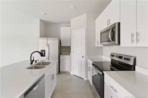 325 SE Halifax Ln, Stuart, FL 34994 photo 9