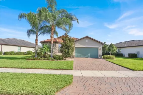 466 SE Vallarta Dr, Port Saint Lucie, FL 34984