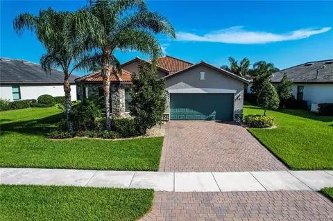 466 SE Vallarta Dr, Port Saint Lucie, FL 34984
