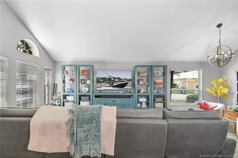 1015 SE Westminster Pl, Stuart, FL 34997 photo 9