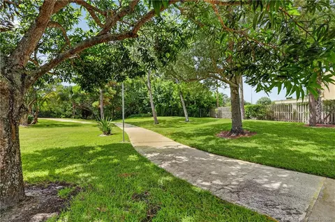 Exterior - 5708 SE Windsong Ln, Stuart, FL 34997 photo 5 of 7