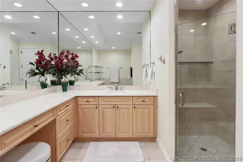 Bath - 952 SE Willoughby Trce, Stuart, FL 34997 photo 2 of 3