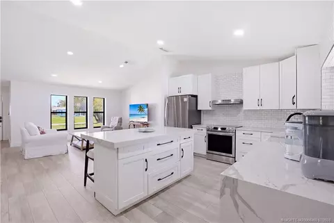 822 SE Cavern Ave, Port Saint Lucie, FL 34983
