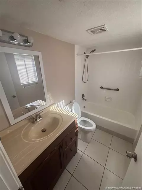 Bath - 702 NW Fork Rd, Stuart, FL 34994 photo 1 of 1