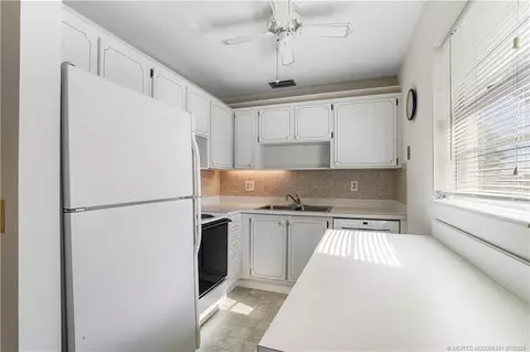 Kitchen - 2600 SE Ocean Blvd #DD-12, Stuart, FL 34996 photo 1 of 2