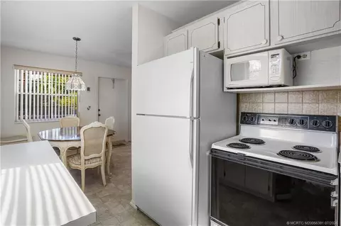 Kitchen - 2600 SE Ocean Blvd #DD-12, Stuart, FL 34996 photo 2 of 2