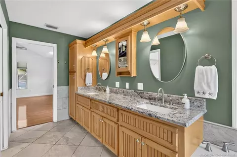 Bath - 672 SE Pin Oak Ter, Stuart, FL 34997 photo 5 of 7