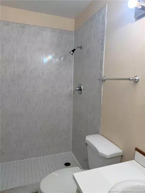 Bath - 800 NW Fork Rd #10-10, Stuart, FL 34994 photo 4 of 5