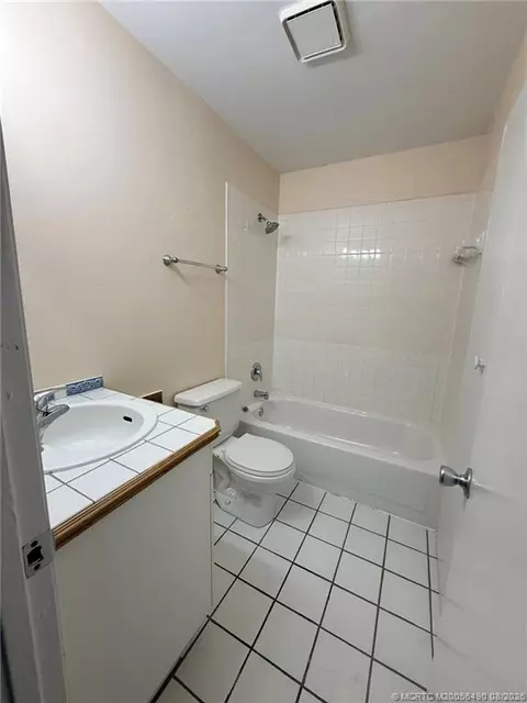 Bath - 800 NW Fork Rd #10-10, Stuart, FL 34994 photo 3 of 5