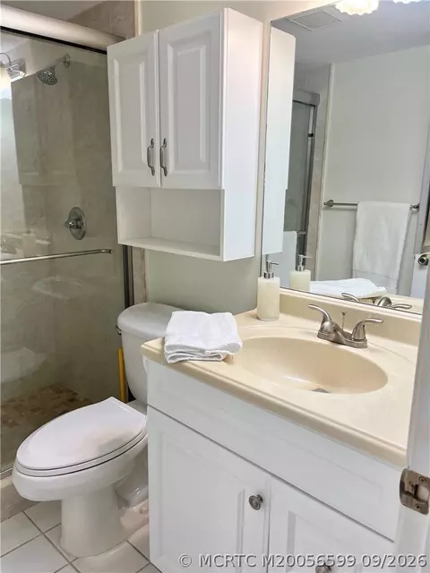 Bath - 911 SW South River Dr #107, Stuart, FL 34997 photo 2 of 4