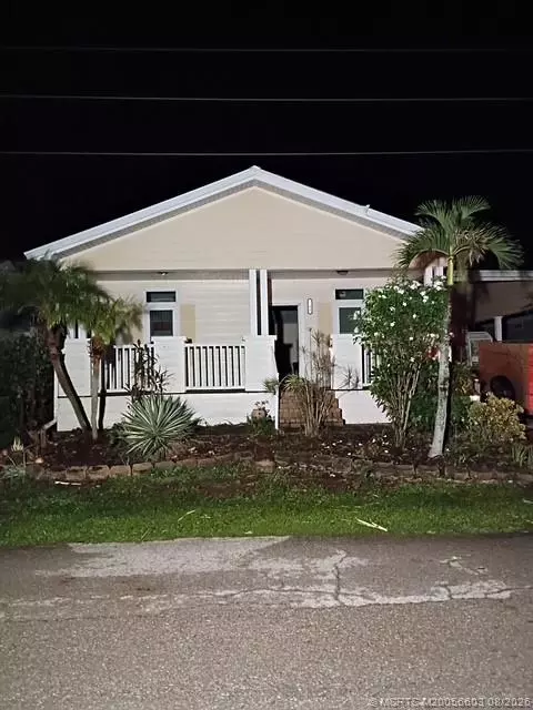 746 Pirates Rest Rd, North Fort Myers, FL 33903