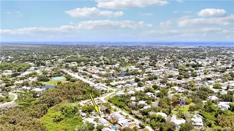 264 NE Oak St, Stuart, FL 34994 photo 2