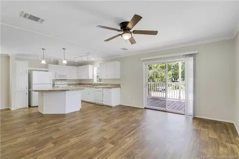 264 NE Oak St, Stuart, FL 34994 photo 4