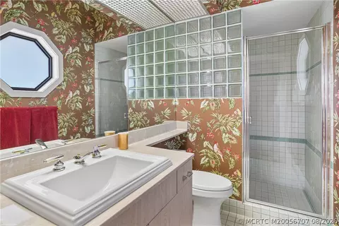 Bath - 6661 SE Harbor Cir, Stuart, FL 34996 photo 6 of 12