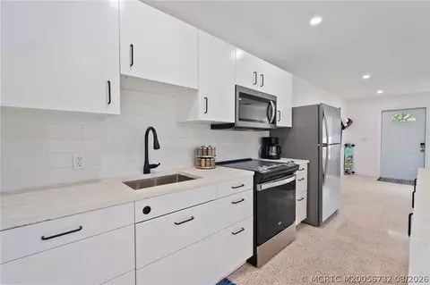 Kitchen - 30 SW Hideaway Pl, Stuart, FL 34994 photo 2 of 3