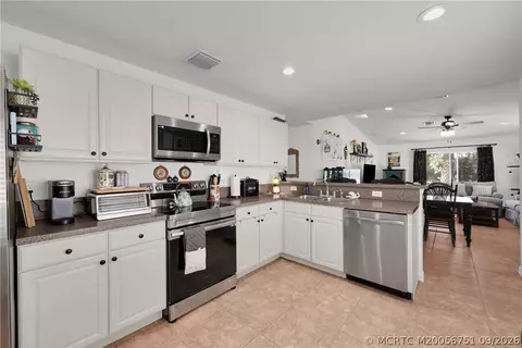Kitchen - 4526 SE Graham Dr, Stuart, FL 34997 photo 2 of 4