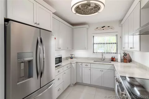Kitchen - 3901 SE Saint Lucie Blvd #9, Stuart, FL 34997 photo 4 of 10