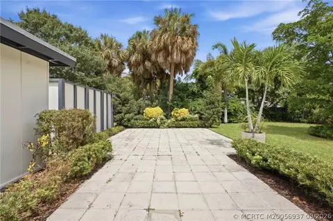 Exterior - 807 SE Weir St, Stuart, FL 34994 photo 6 of 13