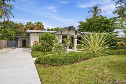 Exterior - 807 SE Weir St, Stuart, FL 34994 photo 1 of 13