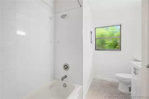 Bath - 807 SE Weir St, Stuart, FL 34994 photo 2 of 3