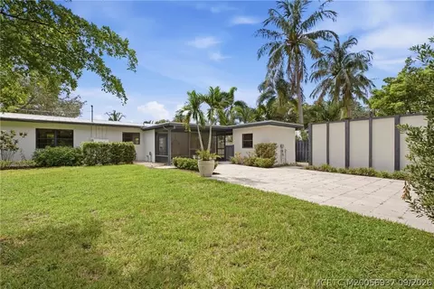 Exterior - 807 SE Weir St, Stuart, FL 34994 photo 10 of 13
