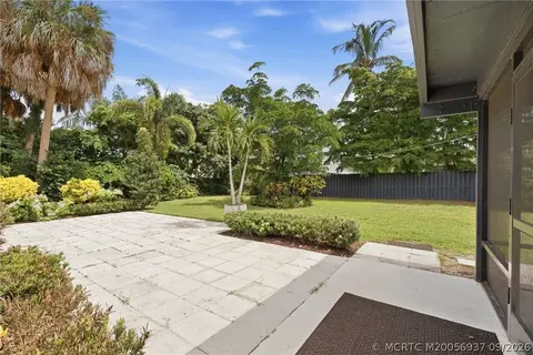Exterior - 807 SE Weir St, Stuart, FL 34994 photo 7 of 13