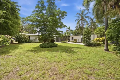 Exterior - 807 SE Weir St, Stuart, FL 34994 photo 11 of 13