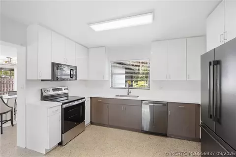 Kitchen - 807 SE Weir St, Stuart, FL 34994 photo 2 of 3