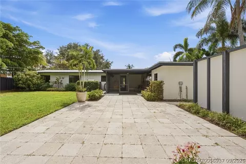 Exterior - 807 SE Weir St, Stuart, FL 34994 photo 9 of 13