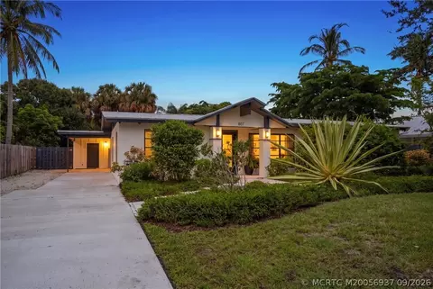 Exterior - 807 SE Weir St, Stuart, FL 34994 photo 2 of 13