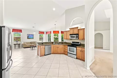 Kitchen - 4081 SE Newton St, Stuart, FL 34997 photo 4 of 4