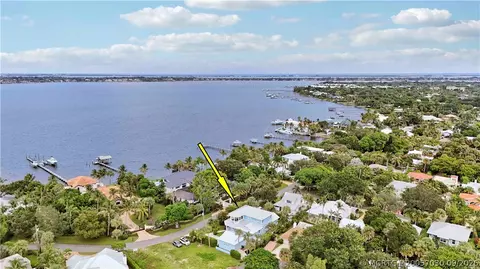 View/Area - 1002 SE Riverside Dr, Stuart, FL 34996 photo 4 of 11