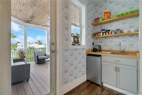 Exterior - 1002 SE Riverside Dr, Stuart, FL 34996 photo 8 of 15